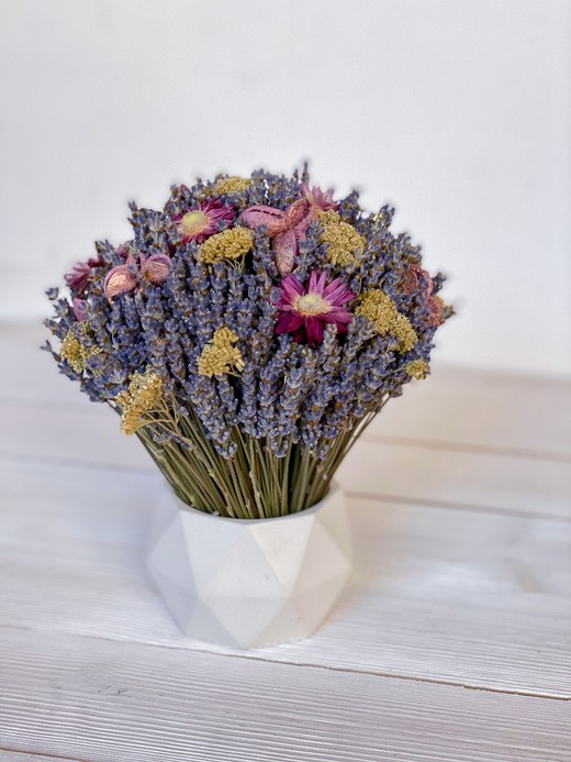 Фото громадной композиции из сухоцветов с лавандой в гостиную. 