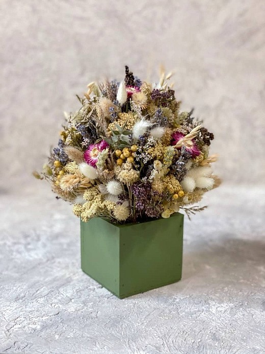 Фото яркой композиции из сухоцветов в интерьер. 