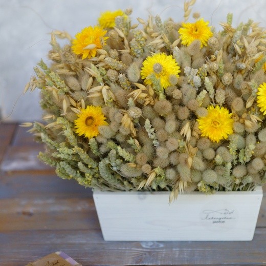 Фото яркой композиции из сухоцветов в интерьер. 