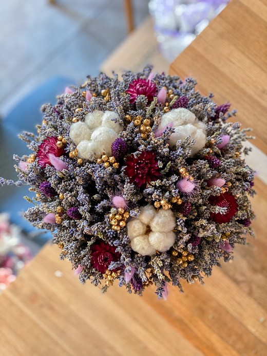 Фото яркой композиции из лавандина в интертер. 