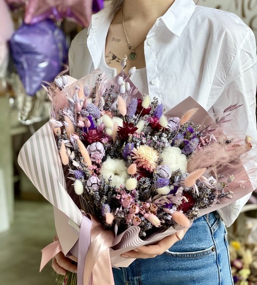 Фото яркого букета из сухоцветов с лавандином в подарок. 
