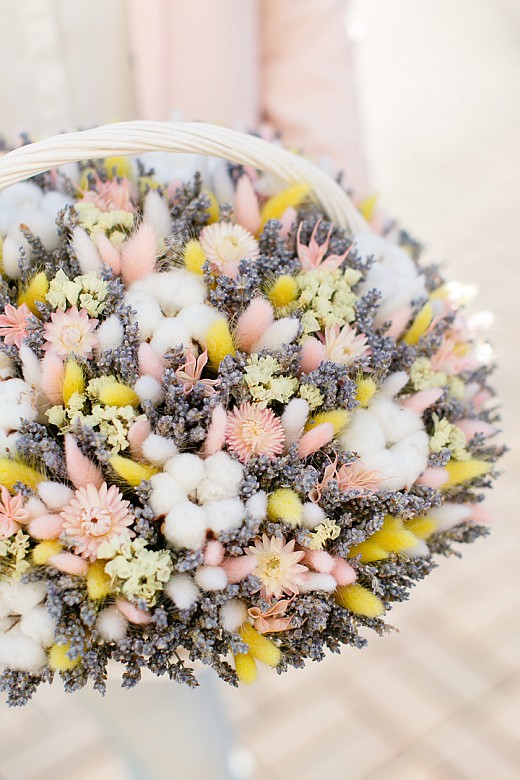 Фото нежной корзины из сухоцветов с лагурусом и хлопком в подарок. 