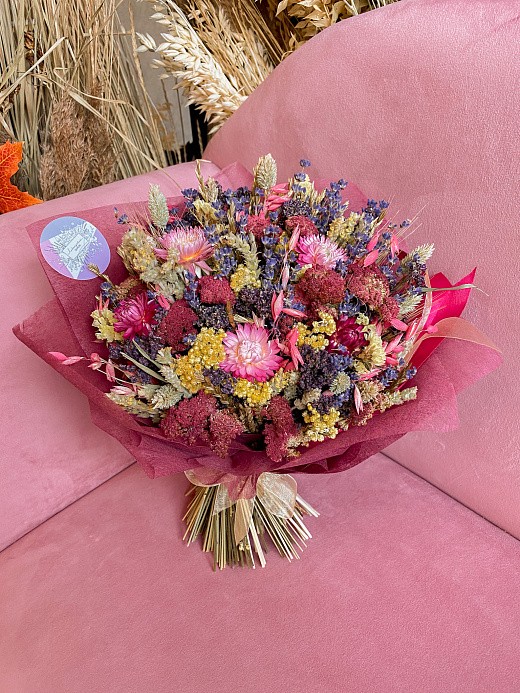 Фото яркого букета из сухоцветов в интерьер. 