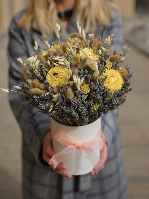 Фото яркой композиции из сухоцветов с лавандином, иммортелем и овсом в интерьер. 