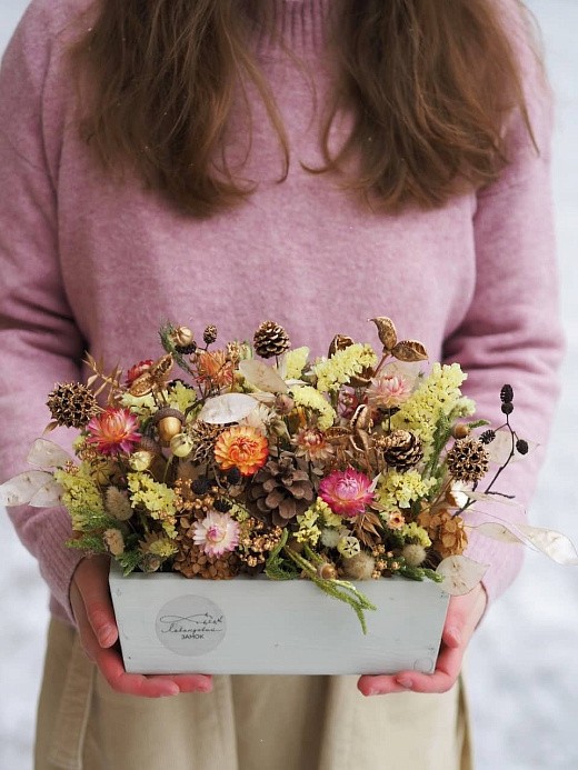 Фото яркой композиции из сухоцветов в деревянном кашпо в интерьер. 