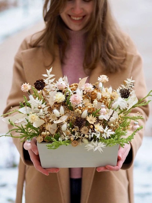 Фото нежной новогодней композиции из сухоцветов в интерьер. 