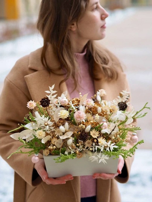 Фото нежной новогодней композиции из сухоцветов в подврок. 