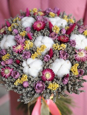 Фото яркого букета из сухоцветов с хлопком в интерьер. 