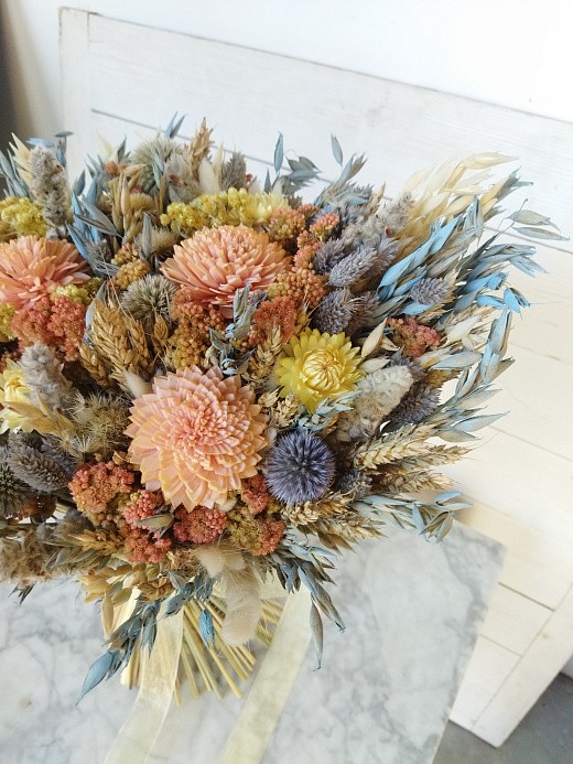 Фото яркого букета из сухоцветов в подарок. 