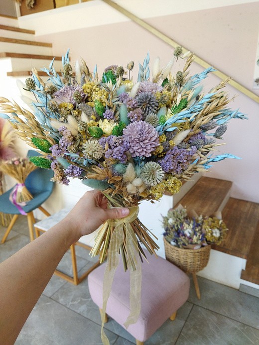 Фото яркого букета из сухоцветов с гелихризумом и иммортелем в подарок. 