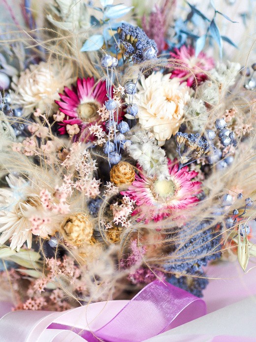 Фото яркого букета из сухоцветов в подарок. 
