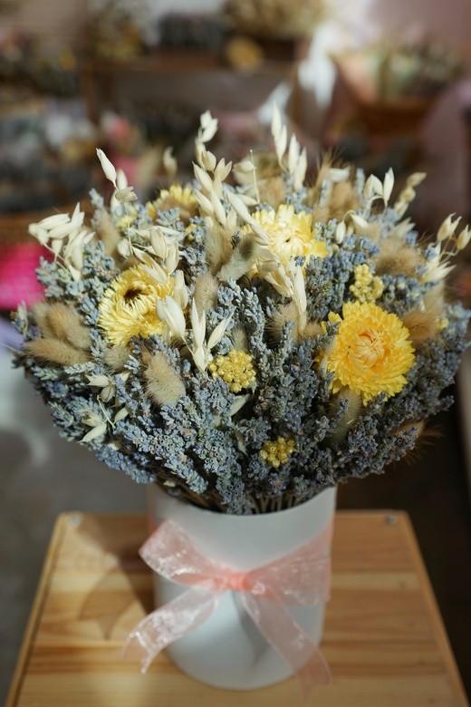 Фото яркой композиции из сухоцветов в интерьер. 