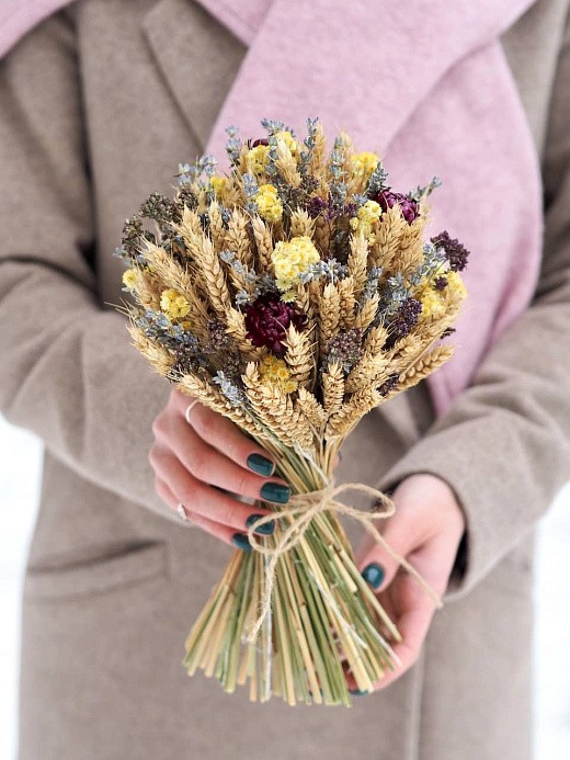 Фото яркого букета из сухоцветов в интерьер. 