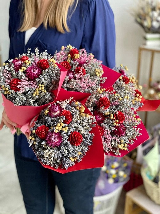 Фото яркого букета из сухоцветов ко дню святого всех влюбленных. 