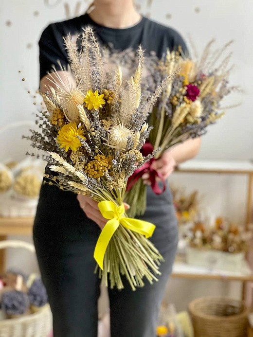Фото яркого букета из сухоцветов с лавандином. 