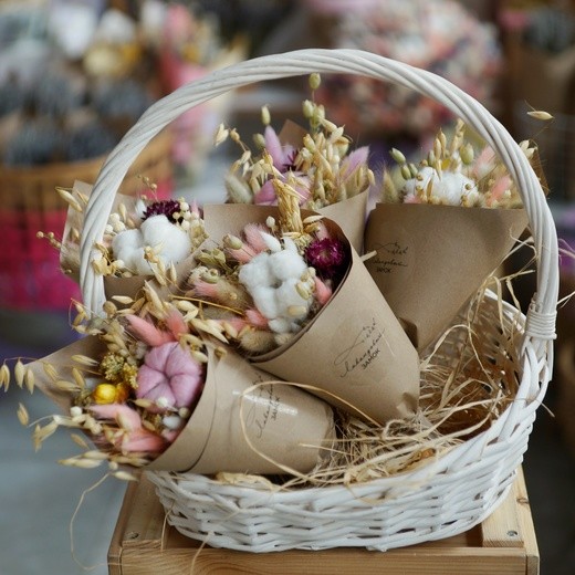 Фото яркого небольшого букета из сухоцветов в подарок. 