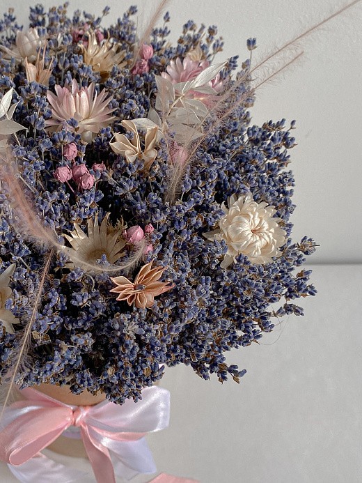 Фото нежной ароматной композиции из сухоцветов в интерьер. 