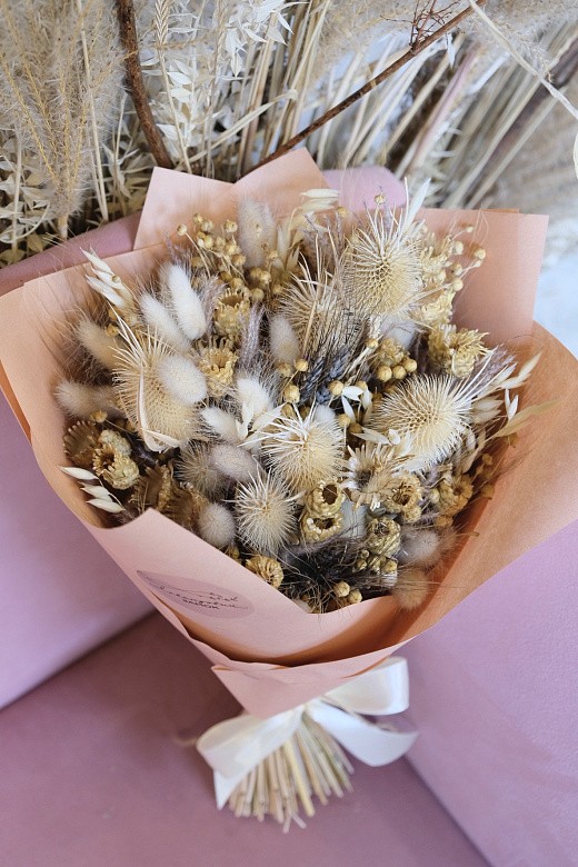 Фото нежного букета из сухоцветов в подарок. 