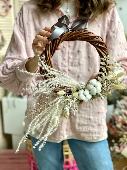 Фото нежного новогоднего венка из сухоцветов в подарок. 