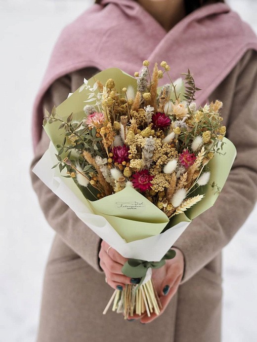 Фото яркого букета из сухоцветов в интерьер. 