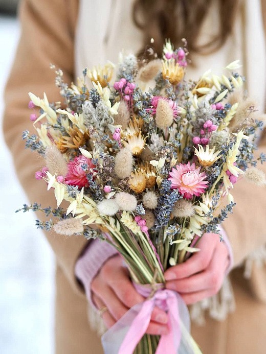 Фото яркого букета из сухоцветов в подарок. 
