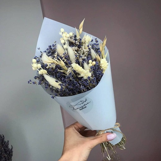 Фото ароматного букета из лаванды в интерьер. 