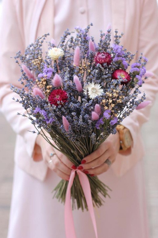 Фото яркого букета из сухоцветов в интерьер. 