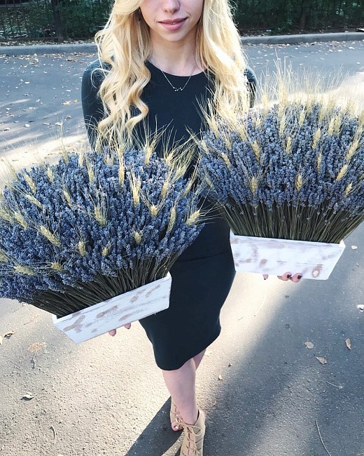 Фото ароматной композиции из лавандина в деревянном кашпо. 