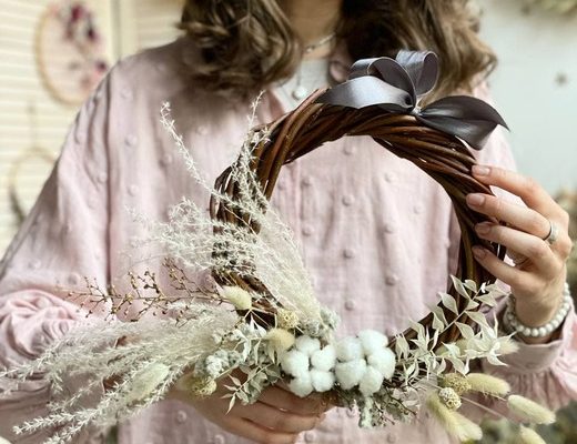 53ef940c18b8daf1a2893214c19a38c2 Описание венка из сухоцветов.