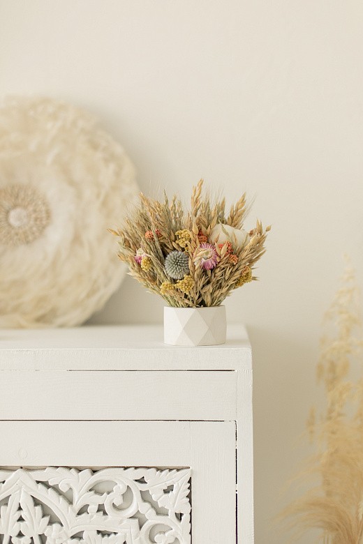 Фото нежной композиции из сухоцветов в интерьер. 