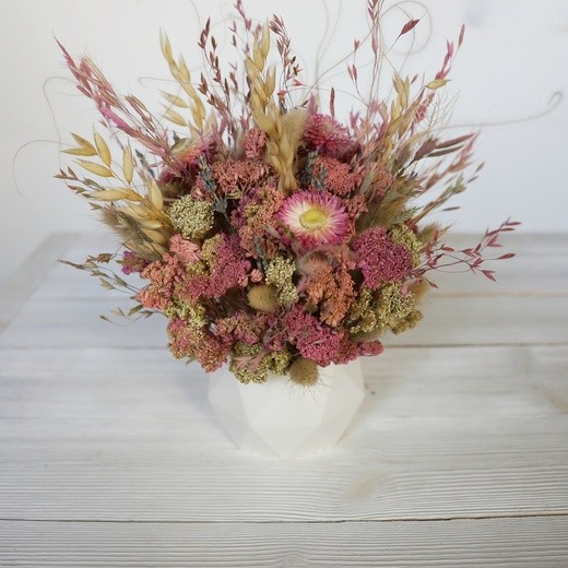 Фото яркой композиции из сухоцветов в бетонном кашпо. 