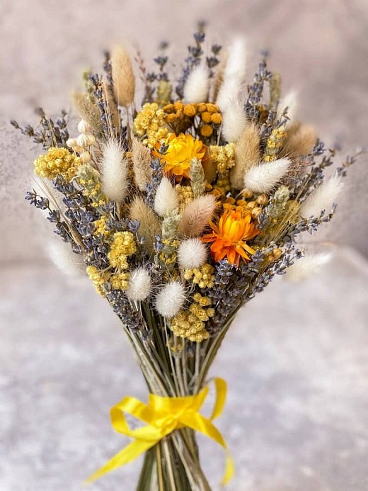 Фото яркого букета из сухоцветов в интерьер. 