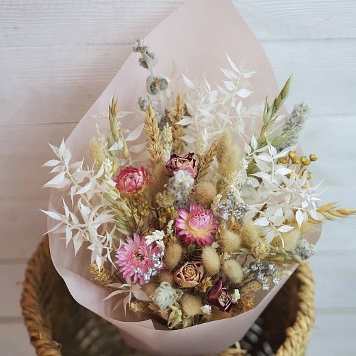 Фото нежного букета из сухоцветов в подарок. 