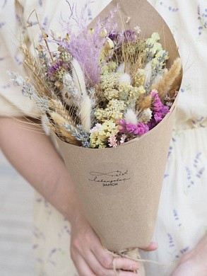 Фото яркого букета из сухоцветов в подарок. 