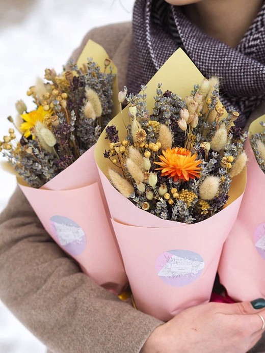 Фото небольшого букета из сухоцветов в крафте в подарок. 