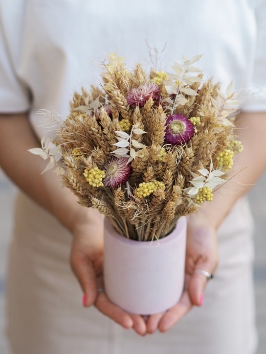 Фото композиции в бетонном кашпо из сухоцветов. 