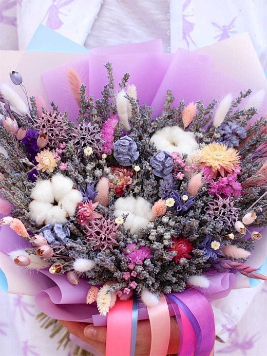 Фото яркого букета из сухоцветов с лавандином и хлопком в подарок на день рождения. 