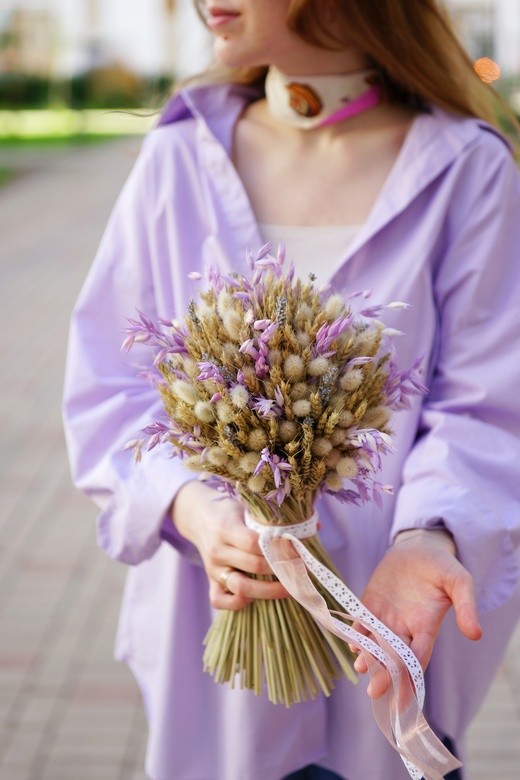 Фото яркого букета из лагуруса и лавандина. 