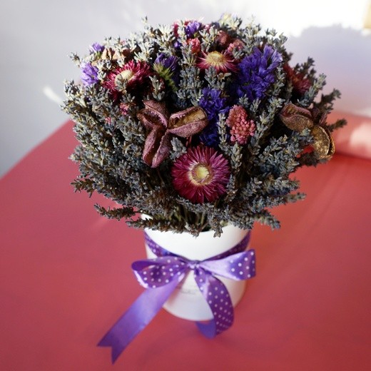 Фото яркой композиции из сухоцветов в интерьер. 