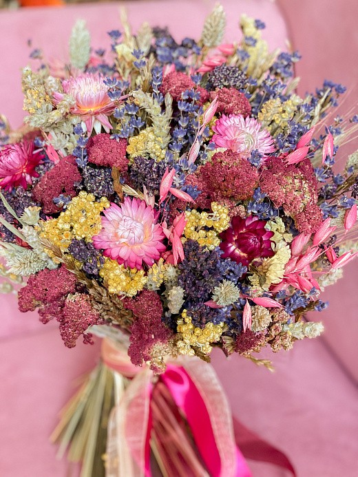 Фото яркого букета из сухоцветов в спальную комнату. 