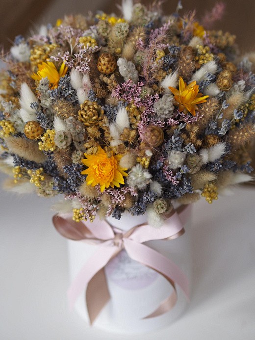 Фото яркой композиции из сухоцветов. 