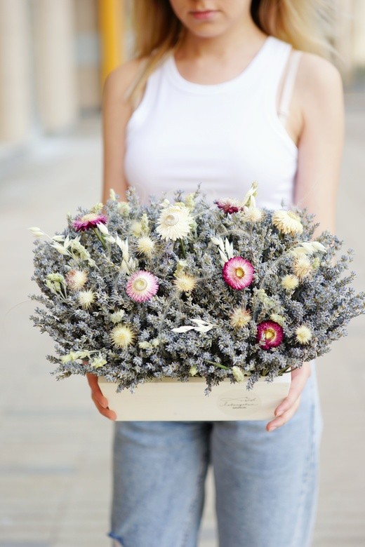 Фото яркой композиции из лавандина в интерьер. 