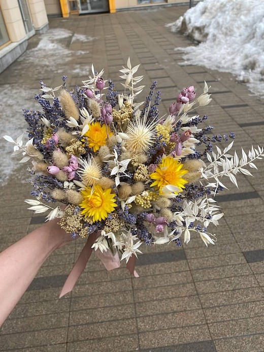 Фото яркого букета из сухоцветов для вазы. 