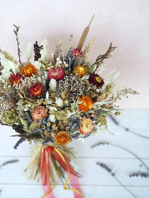 Фото яркого букета из сухоцветов в подарок на день рождения. 