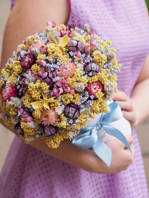 Фото яркой композиции из сухоцветов с иммортелем. 