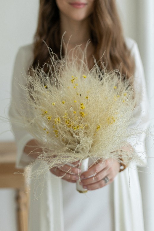 Фото нежного воздушного букета из сухоцветов в нежной цветовой гамме. 
