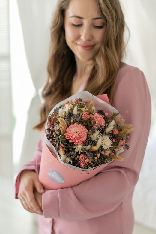 Фото нежного букета из сухоцветов в подарок. 