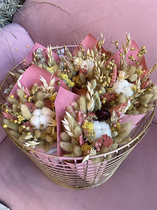 Фото нежного небольшого букета из сухоцветов в интерьер. 