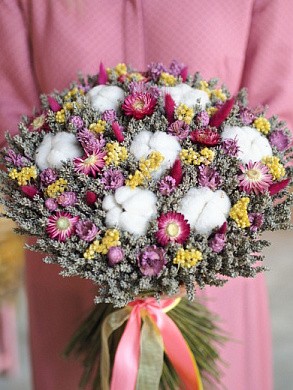 Фото яркого букета из сухоцветов в подарок. 