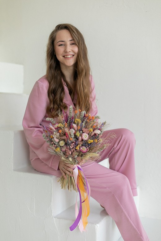 Фото яркого букета из сухоцветов с гелихризумами и иммортелем. 